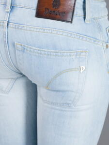 Lyseblå tætsiddende jeans